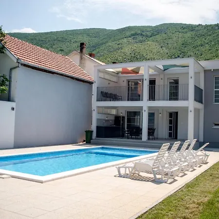Villa Aqua